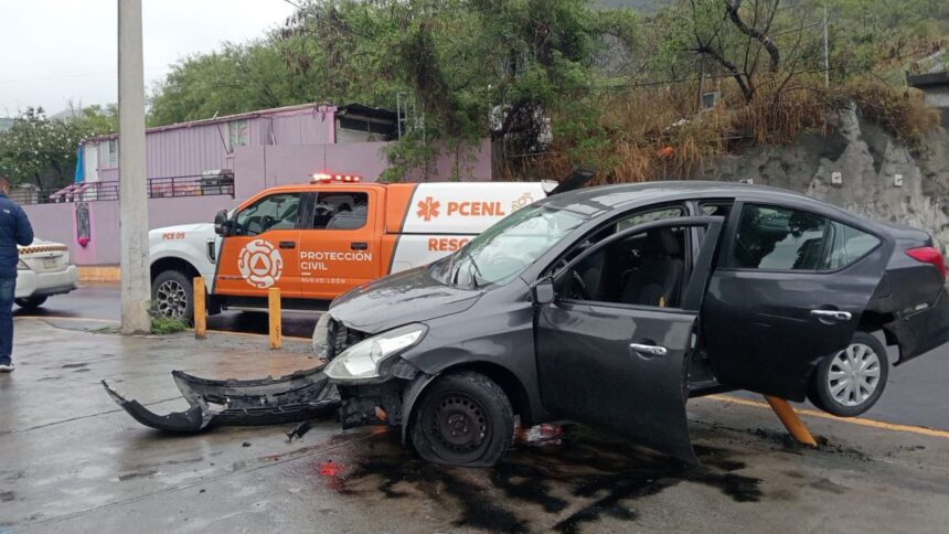Auto se impacta contra postes en Monterrey; conductor sale ileso