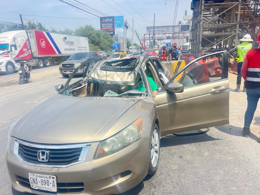 Cae estructura de Línea 6 del Metro en Apodaca; lesiona a automovilista