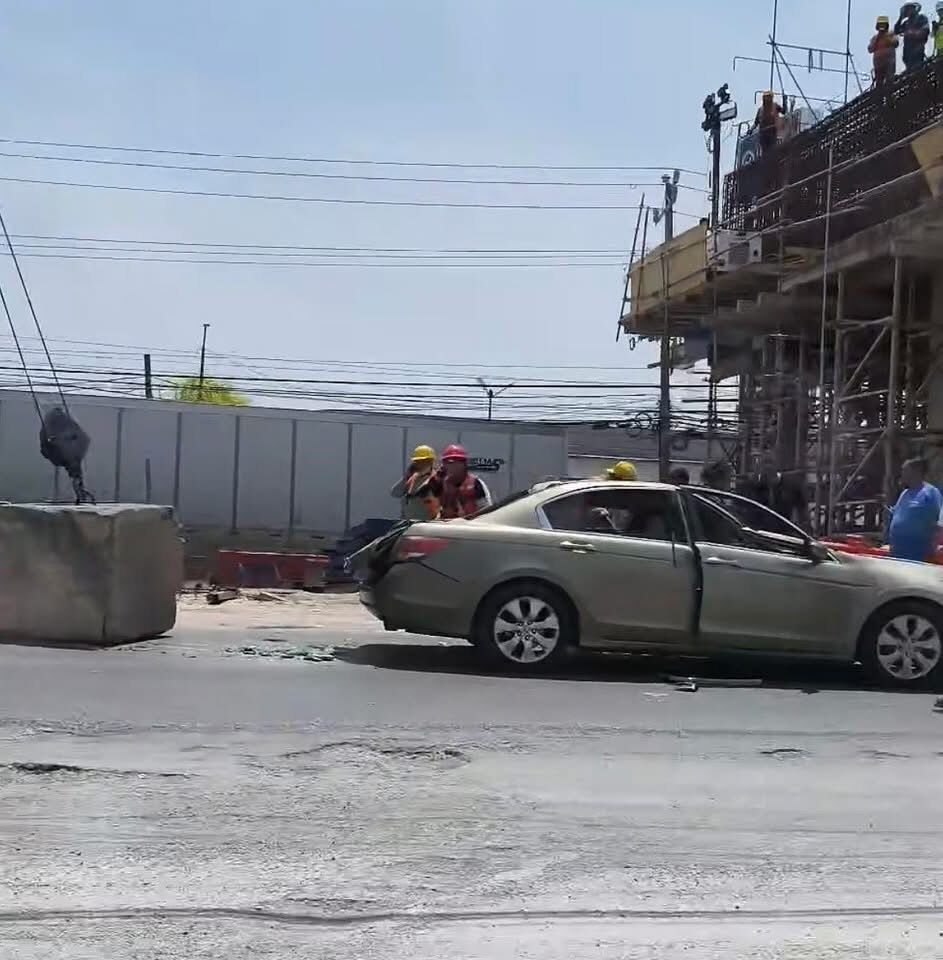 Cae estructura de Línea 6 del Metro en Apodaca; lesiona a automovilista