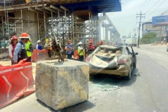 Cae estructura de Línea 6 del Metro en Apodaca; lesiona a automovilista