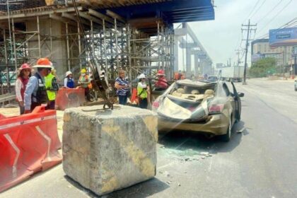 Cae estructura de Línea 6 del Metro en Apodaca; lesiona a automovilista
