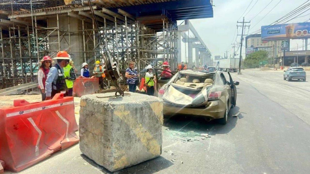 Cae estructura de Línea 6 del Metro en Apodaca; lesiona a automovilista