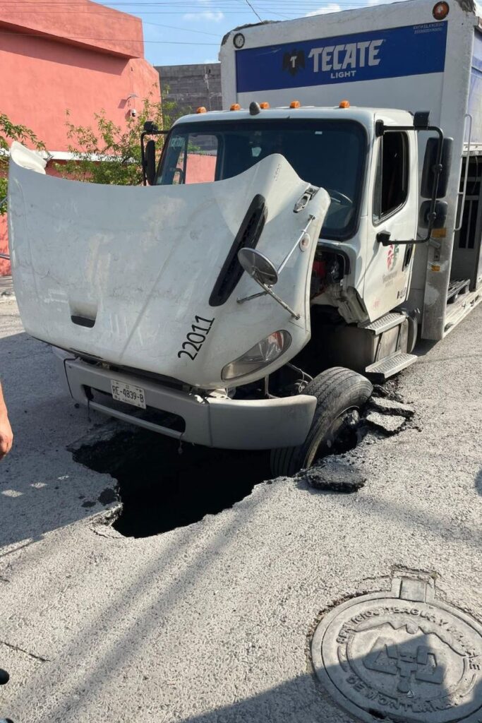 Camión de cerveza cae en socavón en Apodaca