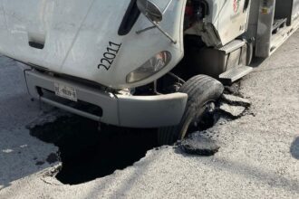 Camión de cerveza cae en socavón en Apodaca