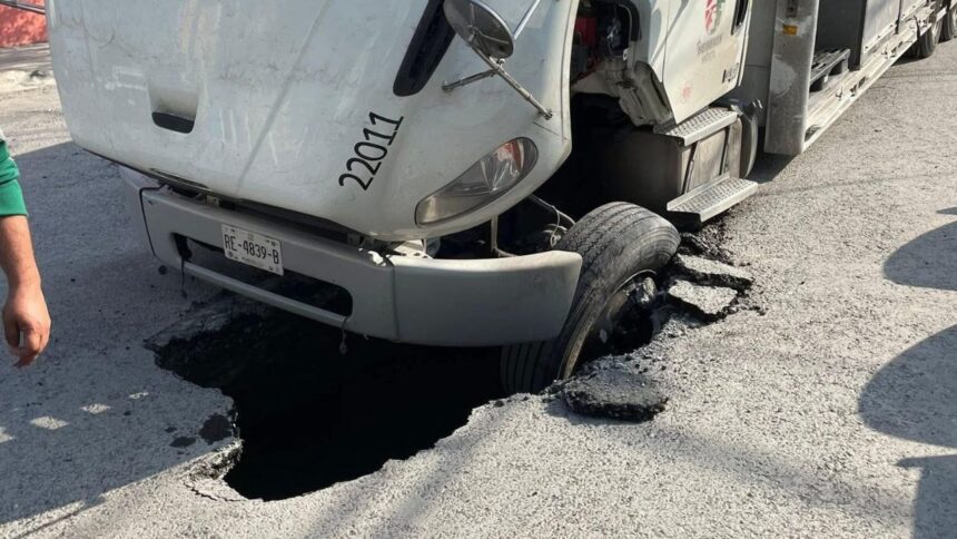 Camión de cerveza cae en socavón en Apodaca