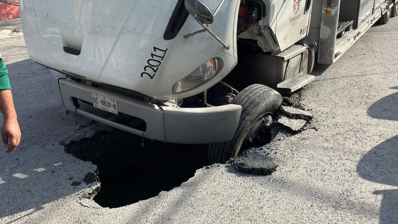 Camión de cerveza cae en socavón en Apodaca