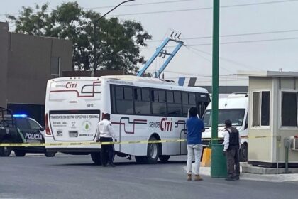 Camión de personal se estrella en Apodaca; 10 lesionados