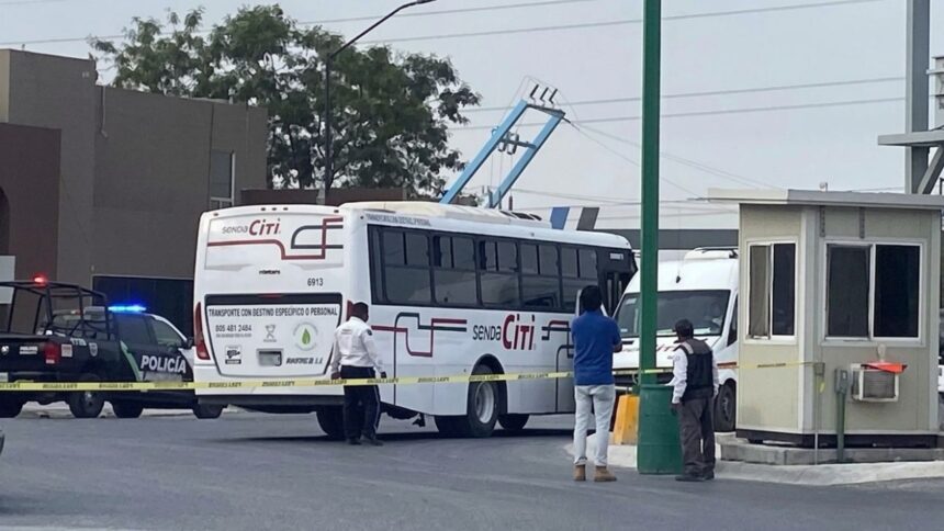 Camión de personal se estrella en Apodaca; 10 lesionados