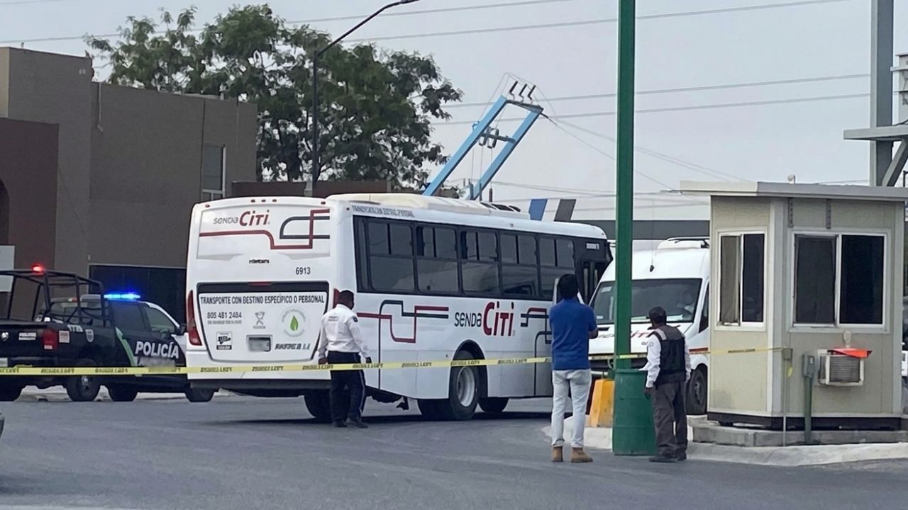 Camión de personal se estrella en Apodaca; 10 lesionados