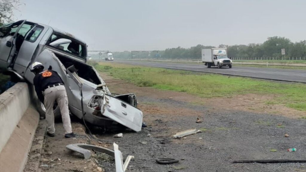 Camioneta se estrella contra muro en Anillo Periférico de Escobedo