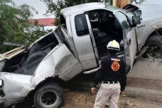 Camioneta se estrella contra muro en Anillo Periférico de Escobedo