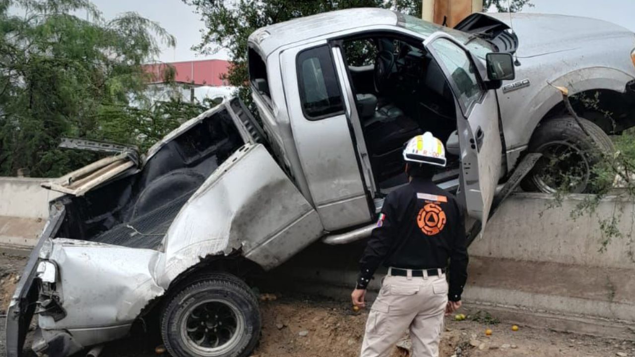 Camioneta se estrella contra muro en Anillo Periférico de Escobedo