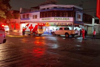 Camioneta se estrella contra negocio en San Bernabé