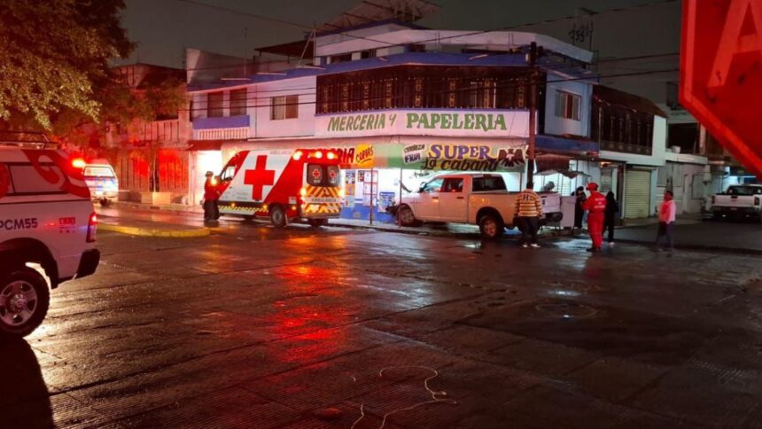 Camioneta se estrella contra negocio en San Bernabé