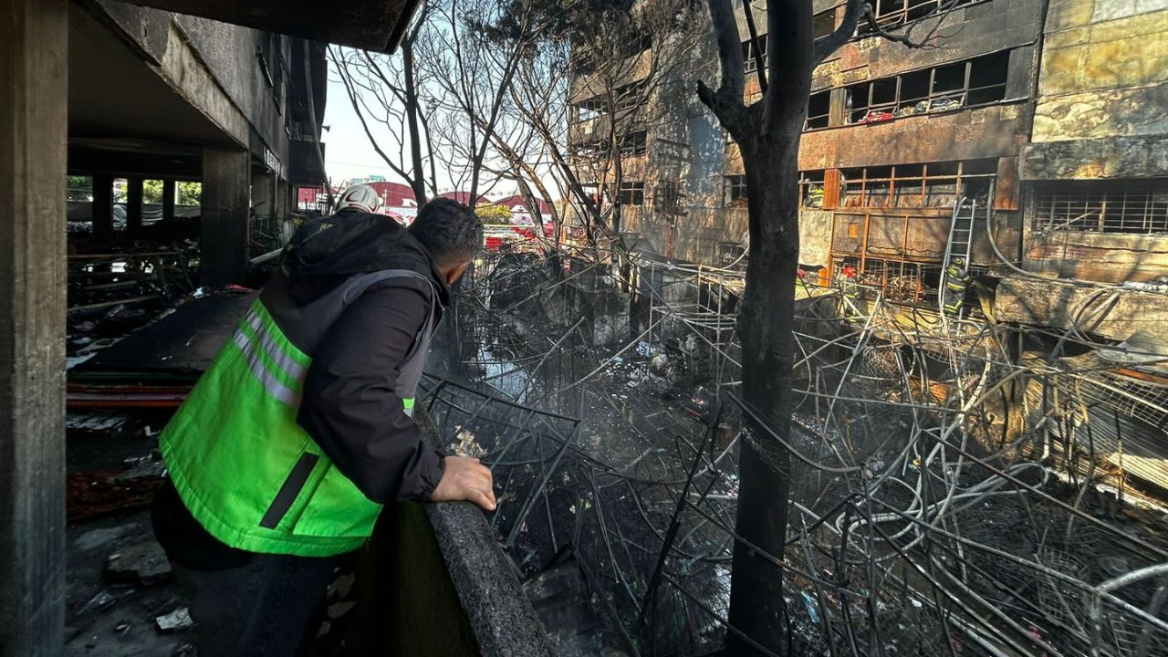 CDMX Incendio en Mercado de Sonora deja 100 locales dañados