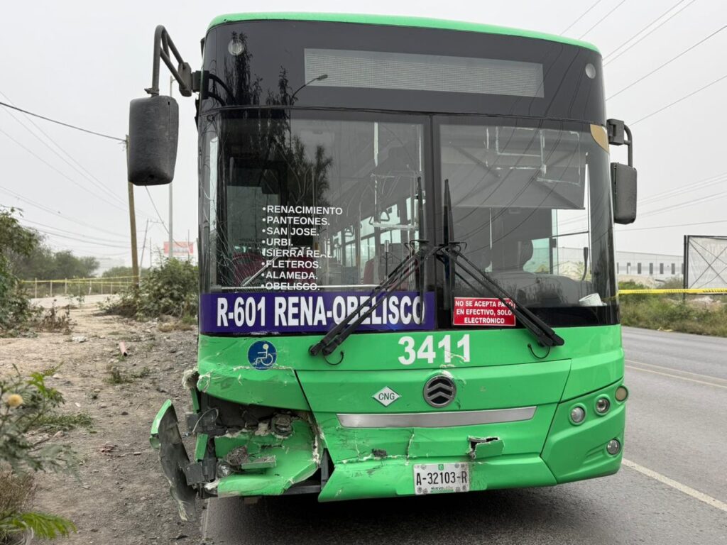 Choque entre camioneta y camión deja un muerto en Santa Catarina
