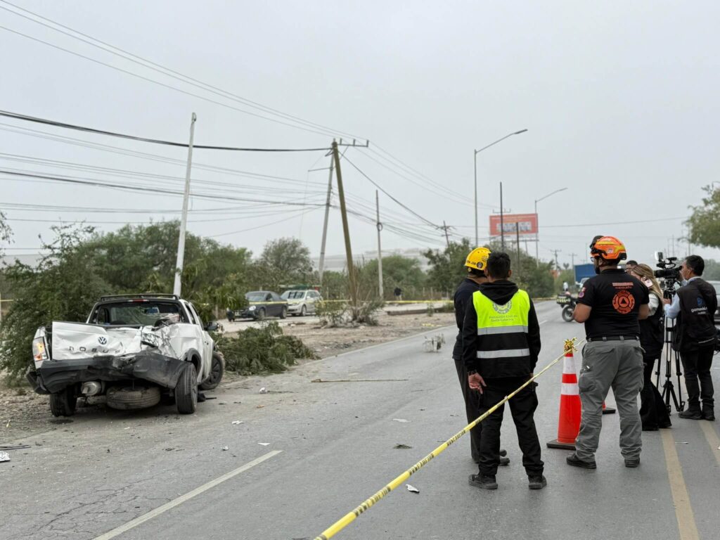 Choque entre camioneta y camión deja un muerto en Santa Catarina