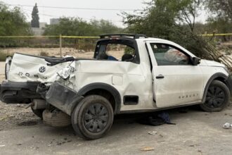 Choque entre camioneta y camión deja un muerto en Santa Catarina