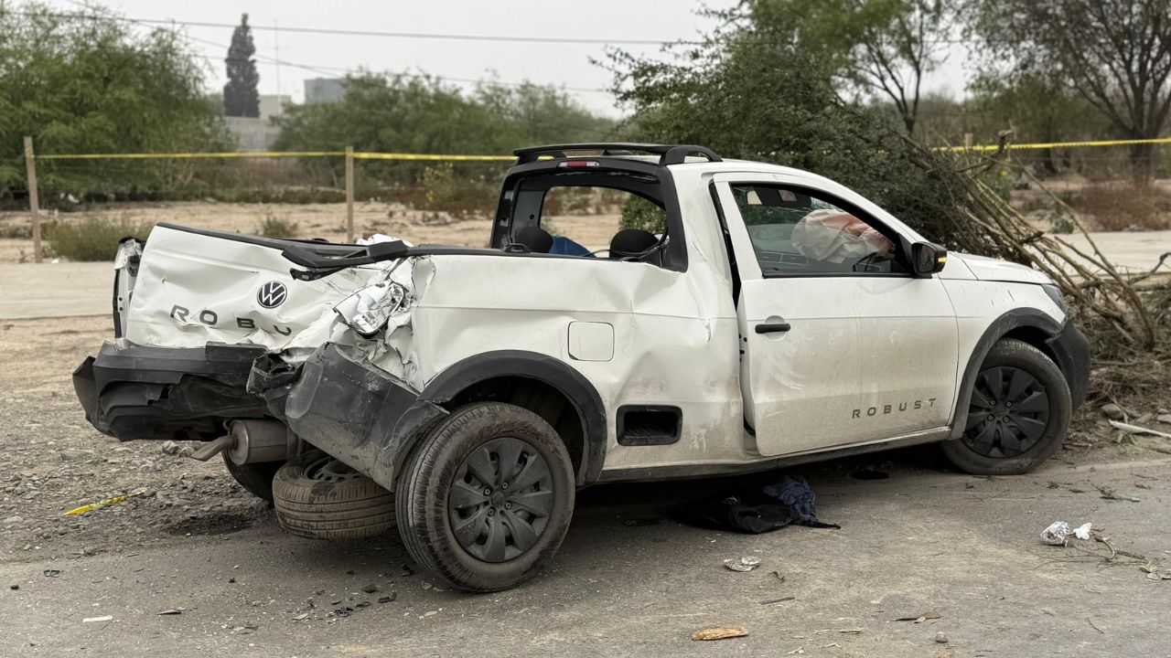 Choque entre camioneta y camión deja un muerto en Santa Catarina
