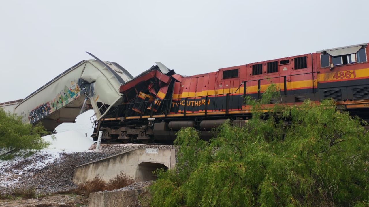 Choque de trenes en Ramos Arizpe, Coahuila deja maquinistas heridos