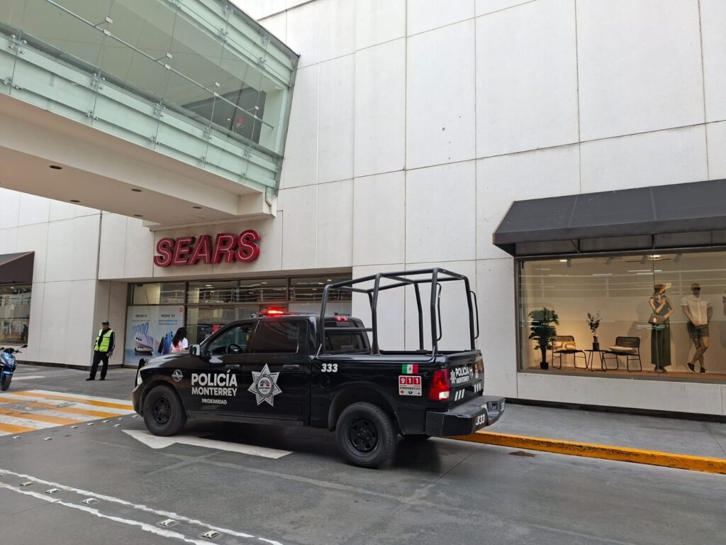 Detienen a mujer por robo de ropa en Sears de Monterrey