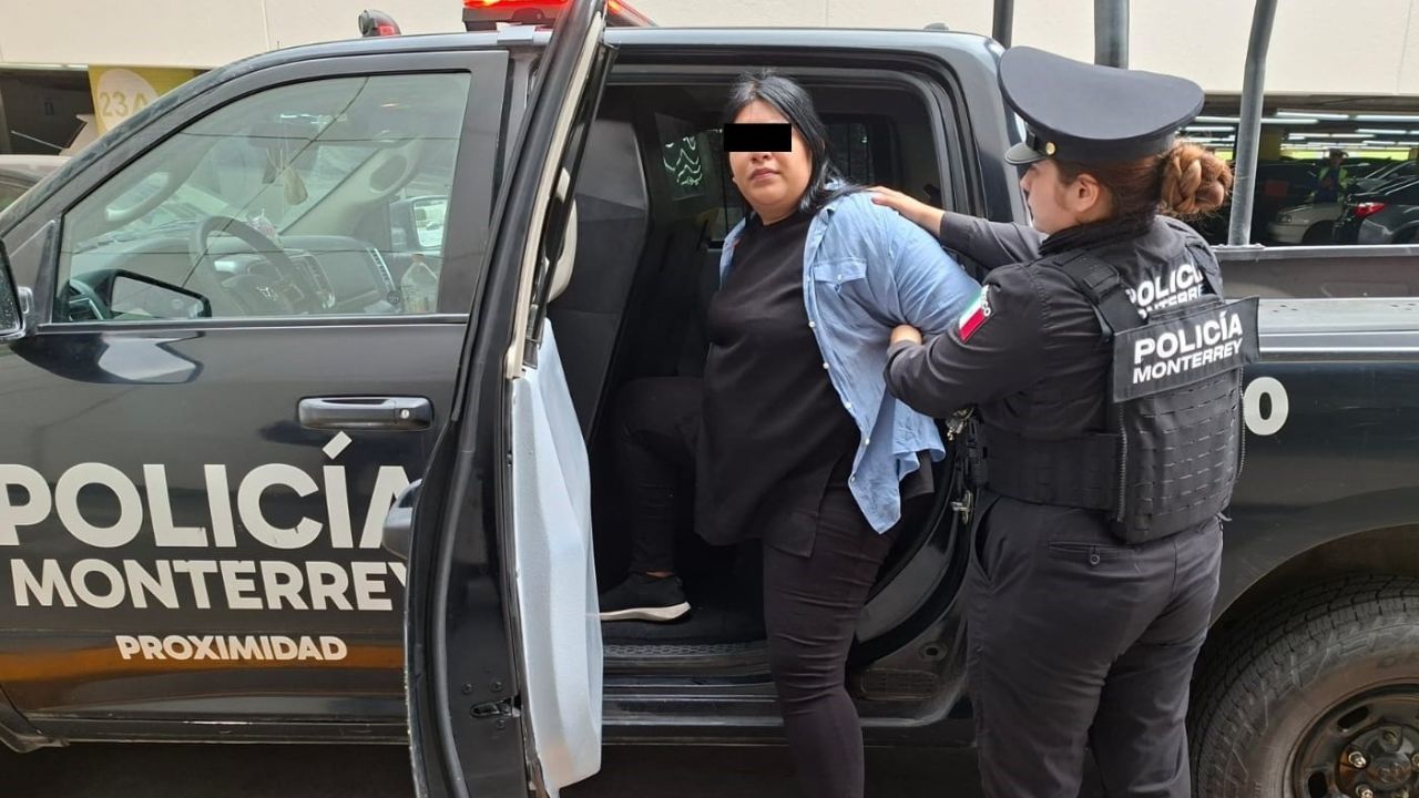 Detienen a mujer por robo de ropa en Sears de Monterrey