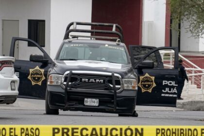 Escapa detenido, roba patrulla y desata balacera en Escobedo