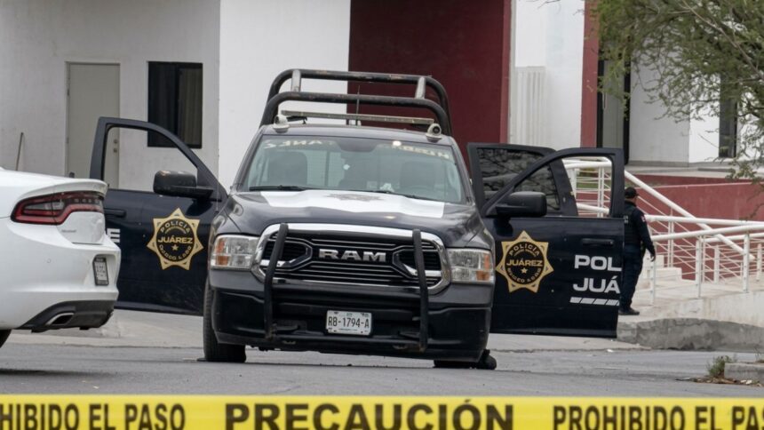 Escapa detenido, roba patrulla y desata balacera en Escobedo