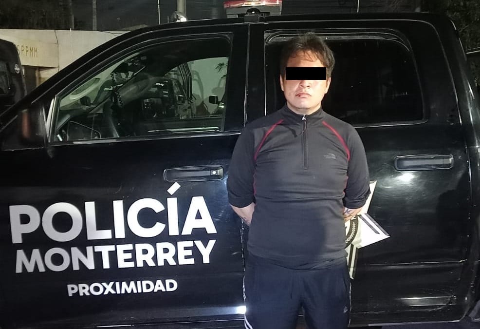 Detienen a joven por golpear a su madre en Monterrey