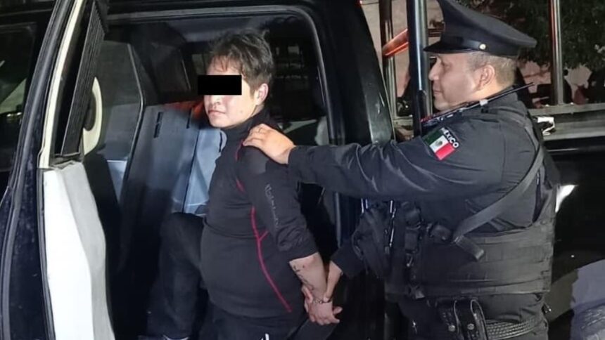 Detienen a joven por golpear a su madre en Monterrey
