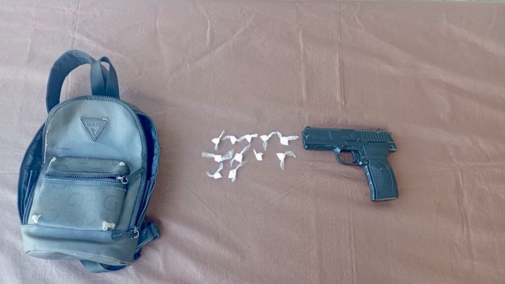 Mujer detenida con droga y réplica de arma en Guadalupe