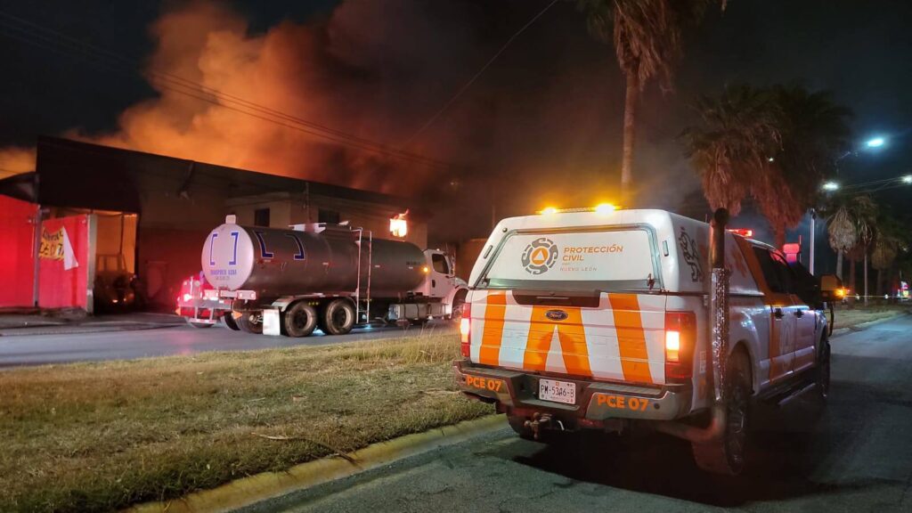Incendio consume bodega en la colonia Parque Industrial El Milagro, Apodaca y provoca colapso