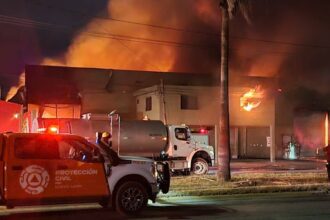 Incendio consume bodega en la colonia Parque Industrial El Milagro, Apodaca y provoca colapso