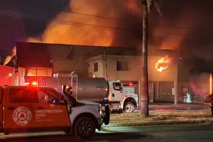Incendio consume bodega en la colonia Parque Industrial El Milagro, Apodaca y provoca colapso