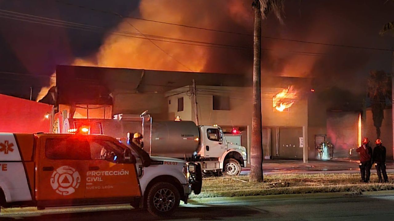 Incendio consume bodega en la colonia Parque Industrial El Milagro, Apodaca y provoca colapso