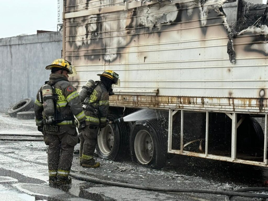 Se incendia caja de tractocamión en Monterrey; no reportan lesionados