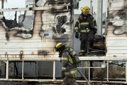 Se incendia caja de tractocamión en Monterrey; no reportan lesionados