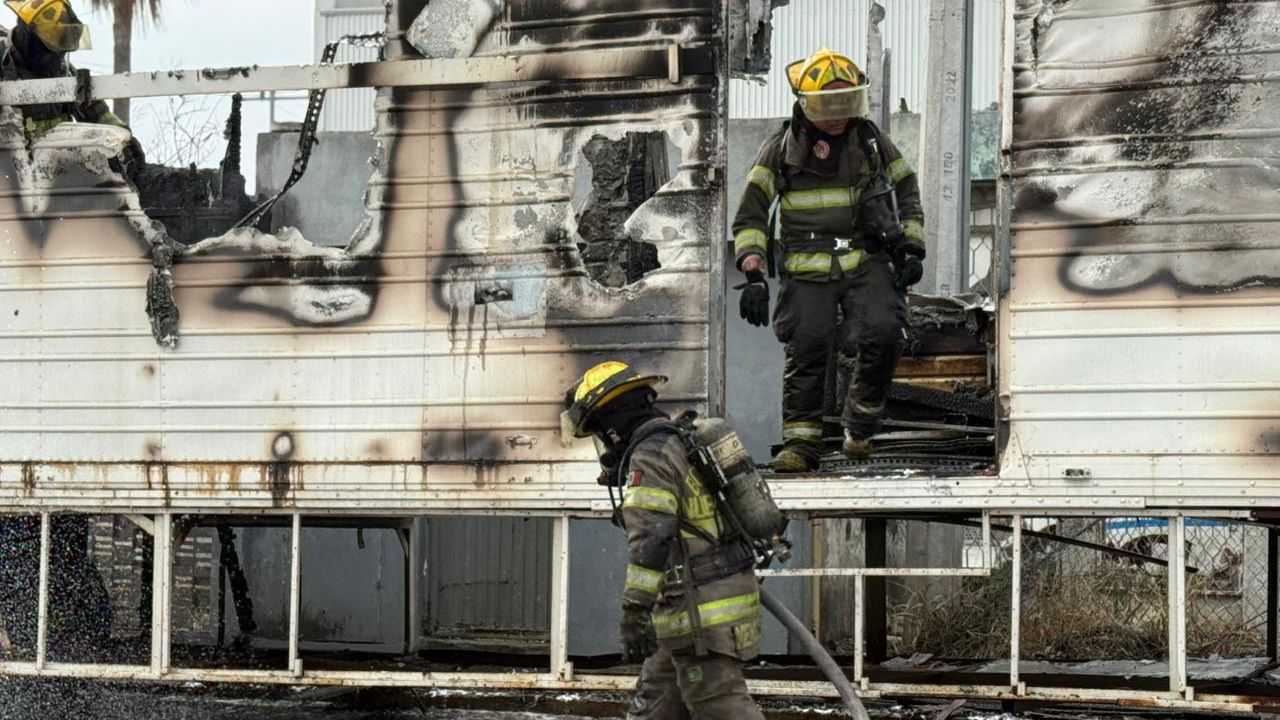 Se incendia caja de tractocamión en Monterrey; no reportan lesionados