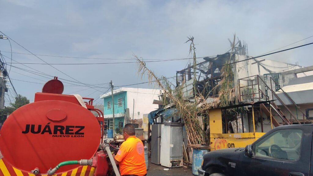 Incendio consume segundo piso de casa en Juárez NL