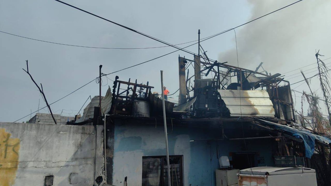 Incendio consume segundo piso de casa en Juárez NL