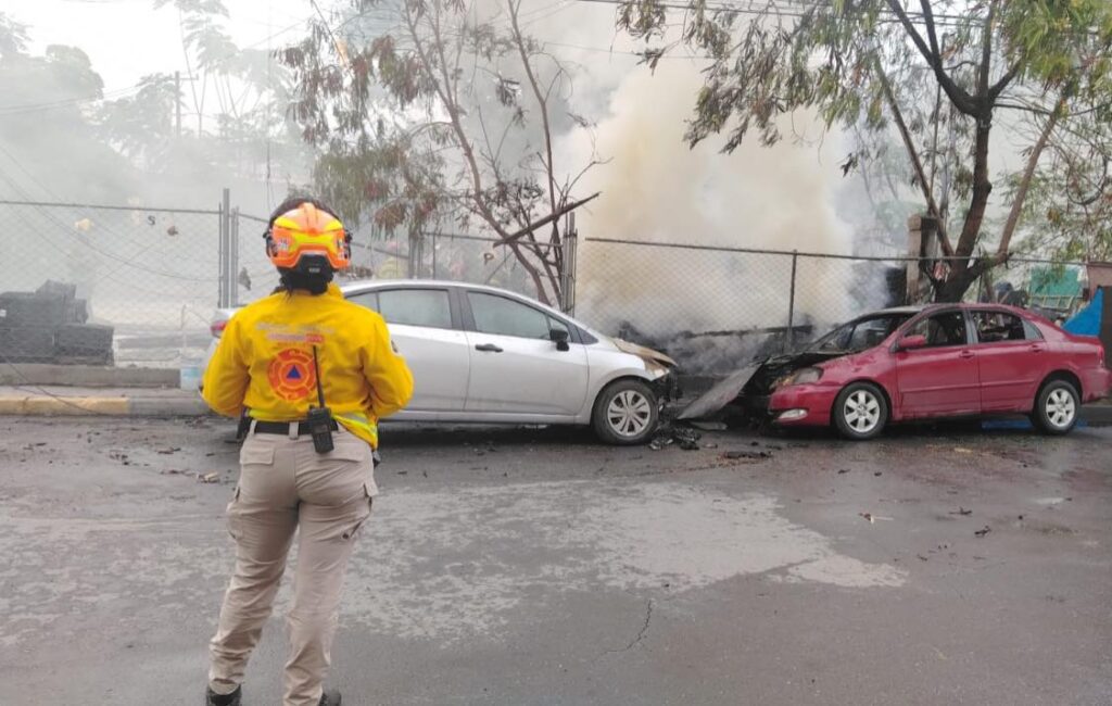 Incendio en baldío de Monterrey daña vehículos en la colonia Caracol