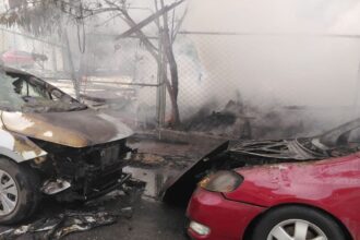 Incendio en baldío de Monterrey daña vehículos en la colonia Caracol