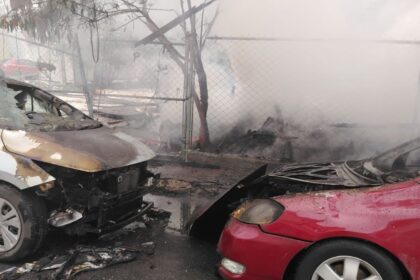 Incendio en baldío de Monterrey daña vehículos en la colonia Caracol