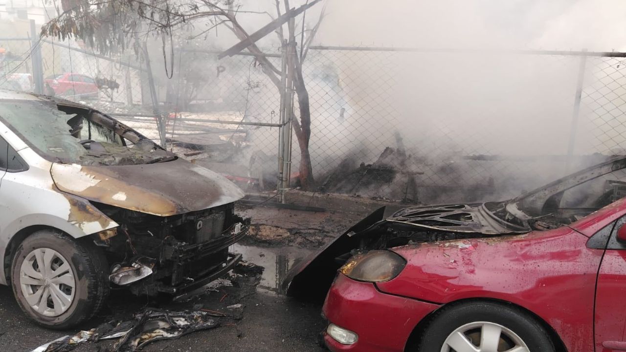 Incendio en baldío de Monterrey daña vehículos en la colonia Caracol