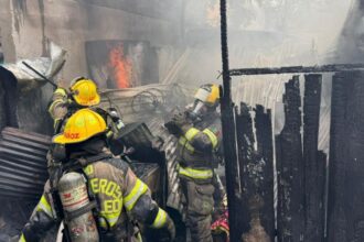 Incendio arrasa tejabán en colonia Industrial en Monterrey