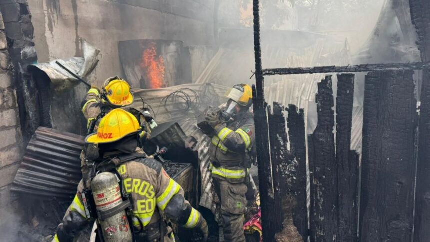 Incendio arrasa tejabán en colonia Industrial en Monterrey