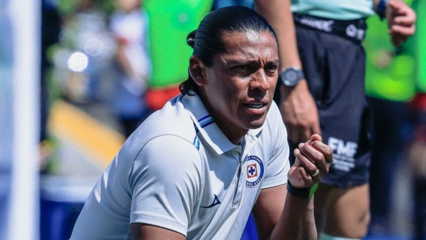 Joel Huiqui es el técnico interino de Cruz Azul tras salida de Larcamón