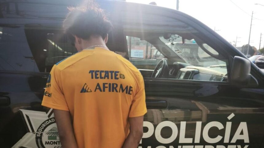 Detienen a menor con droga tras persecución en Monterrey