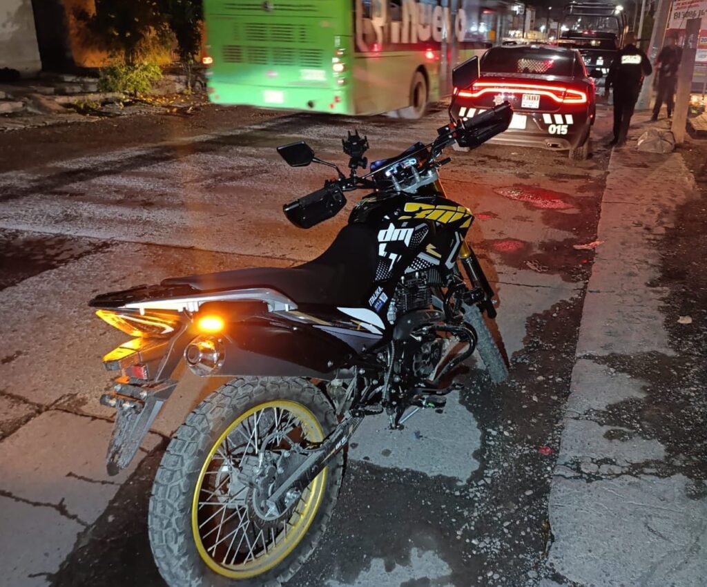 Detienen a menores con droga y moto sin placa en Monterrey
