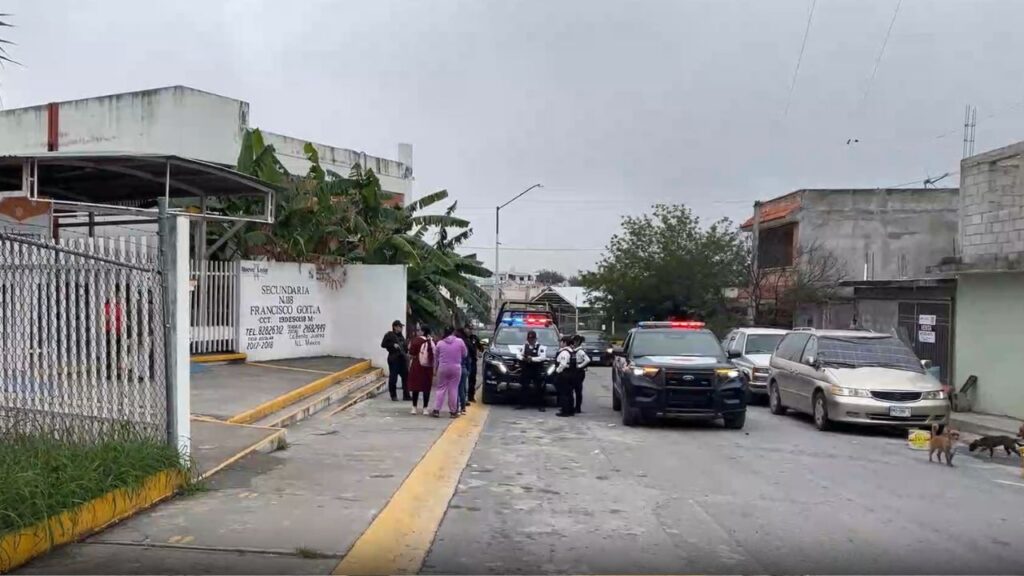 Movilización policiaca por alerta por balacera en secundaria de Juárez